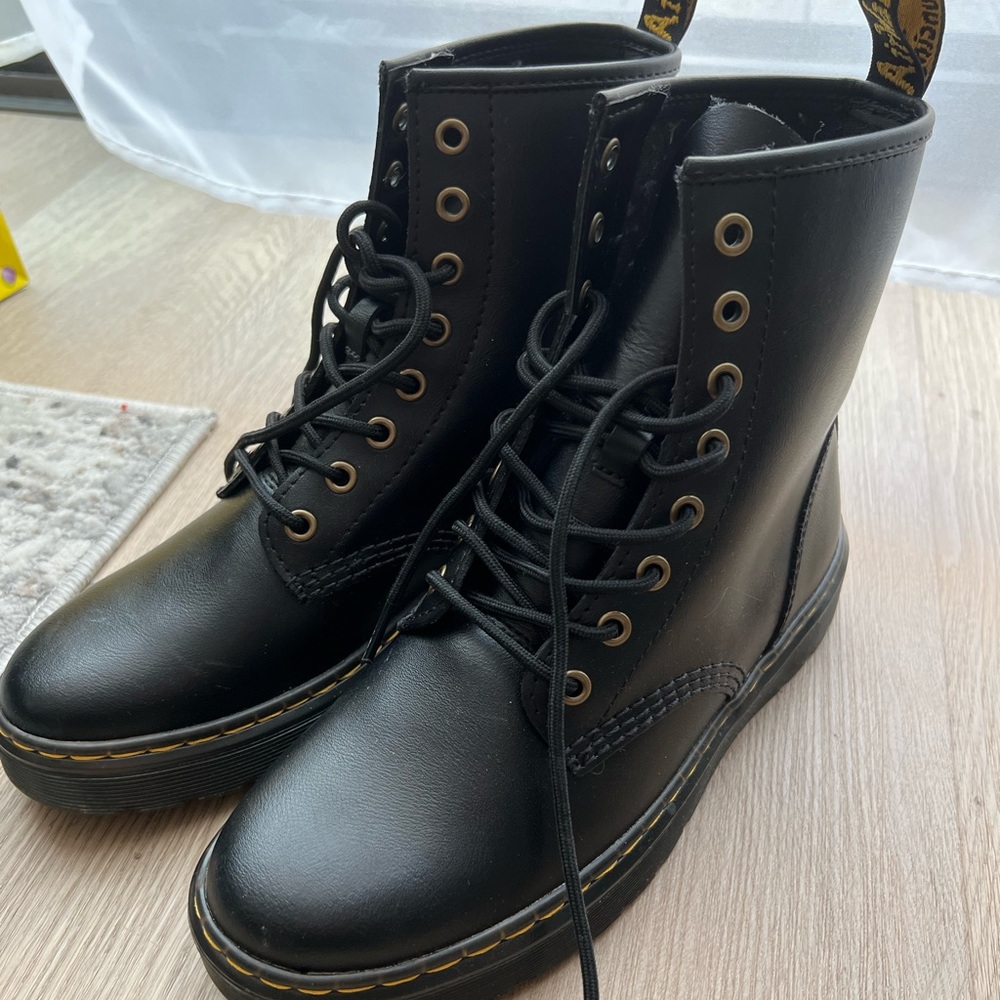 DOC MARTENS (BASICALLY NEW)